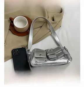 Détails du sac Y2K argenté avec pendentif étoile et multiples poches utilitaires