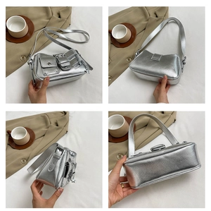 Vues détaillées sous quatre angles du sac argenté métallisé avec charms en étoile
