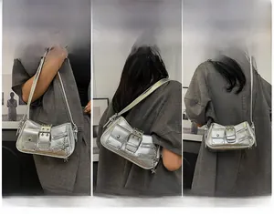 Sac Y2K métallique à rivets présenté en styles porté main, épaule et bandoulière