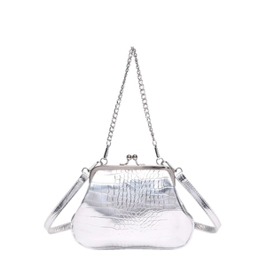 Silberne metallic Schultertasche für Damen, trendige Umhängetasche mit Kette und Kussverschluss.
