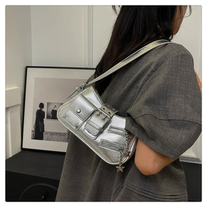 Détail du sac à bandoulière argenté Y2K avec rivets et décoration de chaîne étoile