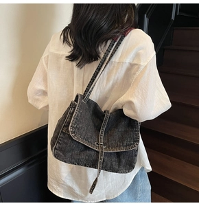 Vue détaillée d'une femme portant un sac bandoulière en denim délavé foncé texturé