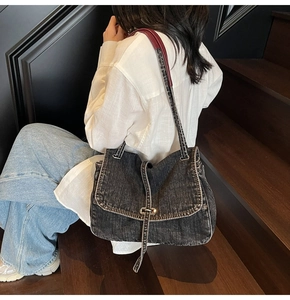 Détail du sac cabas en denim vintage avec boucle en métal et texture rétro délavée