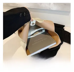 Vue de dessus de l'intérieur spacieux du grand sac fourre-tout avec poche latérale zippée