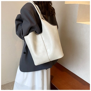 Vue détaillée du sac cabas en cuir PU crème avec texture rectangulaire en relief à l'épaule