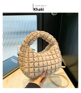 Détail du sac cabas matelassé kaki avec une texture plissée douce et un design nuage