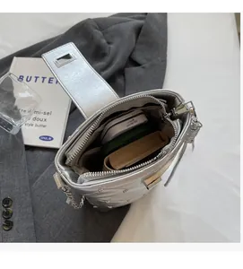 Draufsicht auf das Innere der silbernen Stepptasche mit Hauptfach und Reißverschlussfach