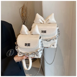 Detail van witte mini crossbodytassen met strik en getextureerd plissé materiaal