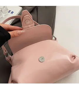 Gros plan détaillé du sac rose froncé avec fermeture à bouton magnétique argenté