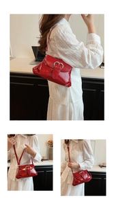 Détail du sac à bandoulière en cuir verni rouge avec boucle en métal argenté en cœur