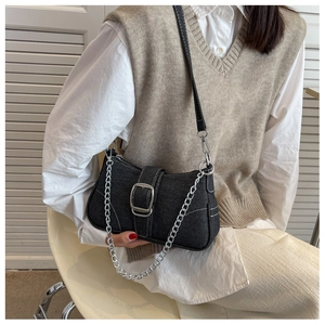 Borsa a tracolla in denim nero alla moda per donna con catena metallica e fibbia chic.