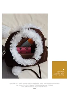 Vue intérieure d'un sac en daim marron avec bordure en peluche montrant la grande capacité