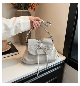 Detailansicht der hellgrauen Schleifen-Handtasche mit eleganter Faux-Leder-Faltung