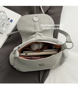 Detailansicht des geräumigen Innenfachs und der Reißverschlusstasche der grauen Tasche