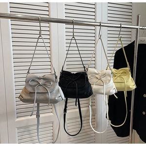 Minimalistische Umhängetaschen mit langen Schleifen in Grau Schwarz Beige und Gelb