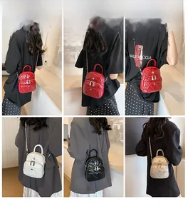 Mini sac à dos matelassé présenté en plusieurs styles avec bandoulières chaînes