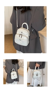 Vues détaillées d'un mini sac blanc matelassé avec chaîne argentée et poignée en métal