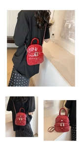 Détail du sac rouge matelassé avec fermoir fleur argentée et chaîne métallique de luxe