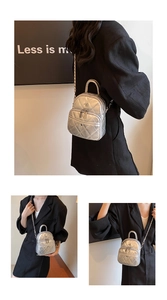 Détail du mini sac argenté matelassé avec double fermeture éclair et bandoulière chaîne