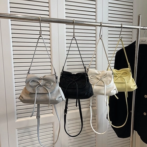 Große Schultertaschen mit Schleife in Grau, Schwarz, Beige und Gelb mit verstellbaren Gurten