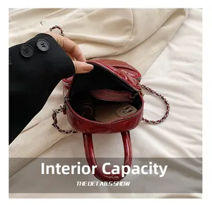 Capacité interne du sac matelassé rouge montrant l'espace pour téléphone et portefeuille