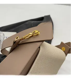 Détails du cuir kaki clair et tissu tissé avec des finitions en métal doré