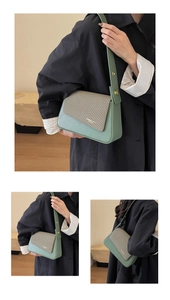 Détail du sac à bandoulière en cuir vert Morandi avec texture sergé et boucles dorées