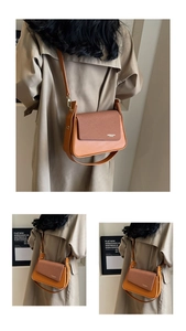 Détail d'un sac à bandoulière en cuir marron vintage avec inscription FASHION & BAGS