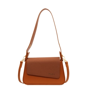 Sac bandoulière rétro marron caramel avec rabat en tissu et détails dorés chics