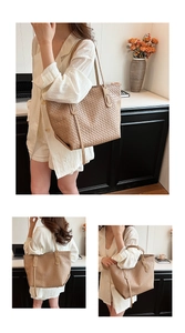 Dettaglio ravvicinato della borsa tote intrecciata beige con texture e doppi manici