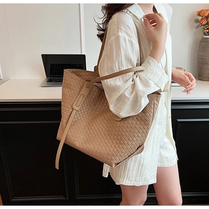 Dettaglio della grande borsa tote intrecciata beige con trama in pelle sintetica
