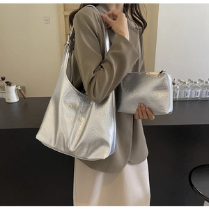 Détails du grand sac cabas argenté métallisé plissé avec sa pochette zippée assortie
