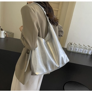 Détail du sac cabas argenté métallisé avec texture plissée et finition brillante