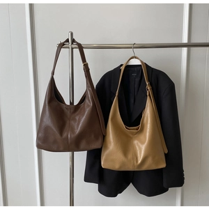 Détail de grands sacs fourre-tout hobo en similicuir mat café foncé et marron clair