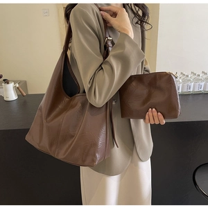 Vue détaillée du grand sac cabas en cuir froissé marron foncé avec sa pochette assortie