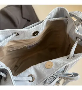 Detail der Wasserwellen-Beuteltasche mit silbernem Magnetverschluss und Reißverschlussfach