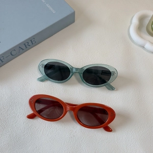 Retro oval cat-eye sunglasses with green glitter and orange resin frames for UV protection