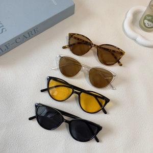 Vue détaillée de quatre paires de lunettes de soleil œil-de-chat rétro pour enfants