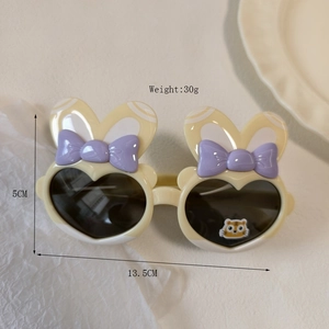 Süße Kinder Sonnenbrille in Herzform mit Hasenohren und lila Schleife in Creme