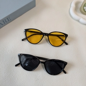 Lunettes de soleil œil de chat pour enfants avec monture noire et verres en résine