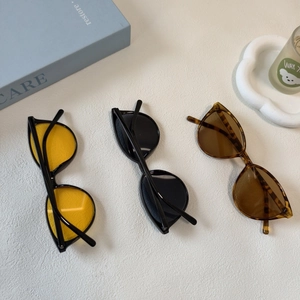 Trois paires de lunettes de soleil œil-de-chat pour enfants en jaune, noir et écaille chic