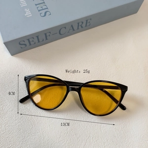 Lunettes de soleil chat pour enfants avec monture noire et verres jaunes UV
