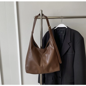 Détail du sac Hobo marron foncé avec texture cuir froissé et garnitures dorées