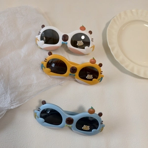 Trois lunettes de soleil en silicone pour enfants avec ours et détails de fruits