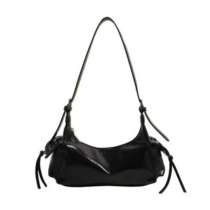 Glänzende schwarze Halbmond-Schultertasche mit Seitentaschen und Trageriemen