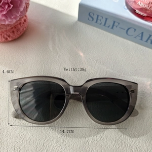 Occhiali da sole quadrati UV400 con montatura grigia trasparente e dettagli in argento