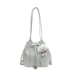 Mintgrüner Eimer Rucksack aus PU-Leder mit Kordelzug und Wolkenanhänger im minimalistischen Stil