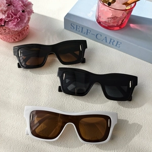 Lunettes de soleil carrées rétro noir et blanc avec détails métalliques et protection UV