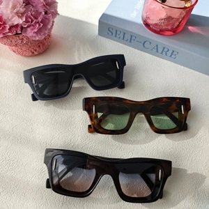Trois paires de lunettes de soleil carrées bleues, écaillées et noires anti-UV