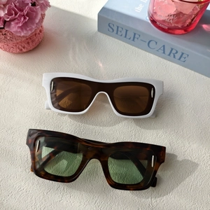 Vue détaillée de lunettes de soleil carrées rétro œil-de-chat en résine blanche et écaille